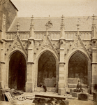 206930 Gezicht op de restauratiewerkzaamheden aan de oostelijke arm van de kruisgang van de Domkerk (Munsterkerkhof) te ...